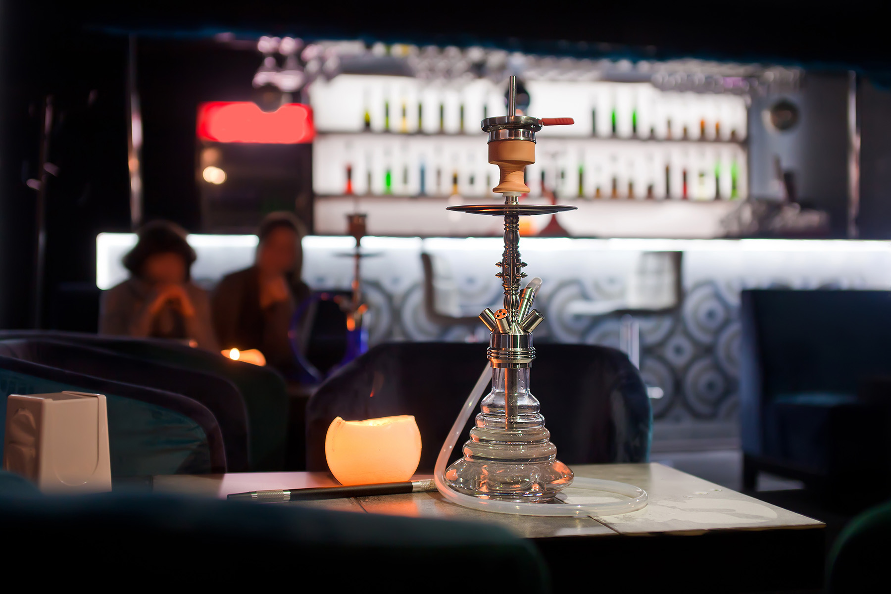 Moderne Shisha auf einem Bartisch in einer Shisha-Bar als Symbolbild für den Großhandel, das Angebot für Händler und Gewerbetreibende von Shisha-Nil.